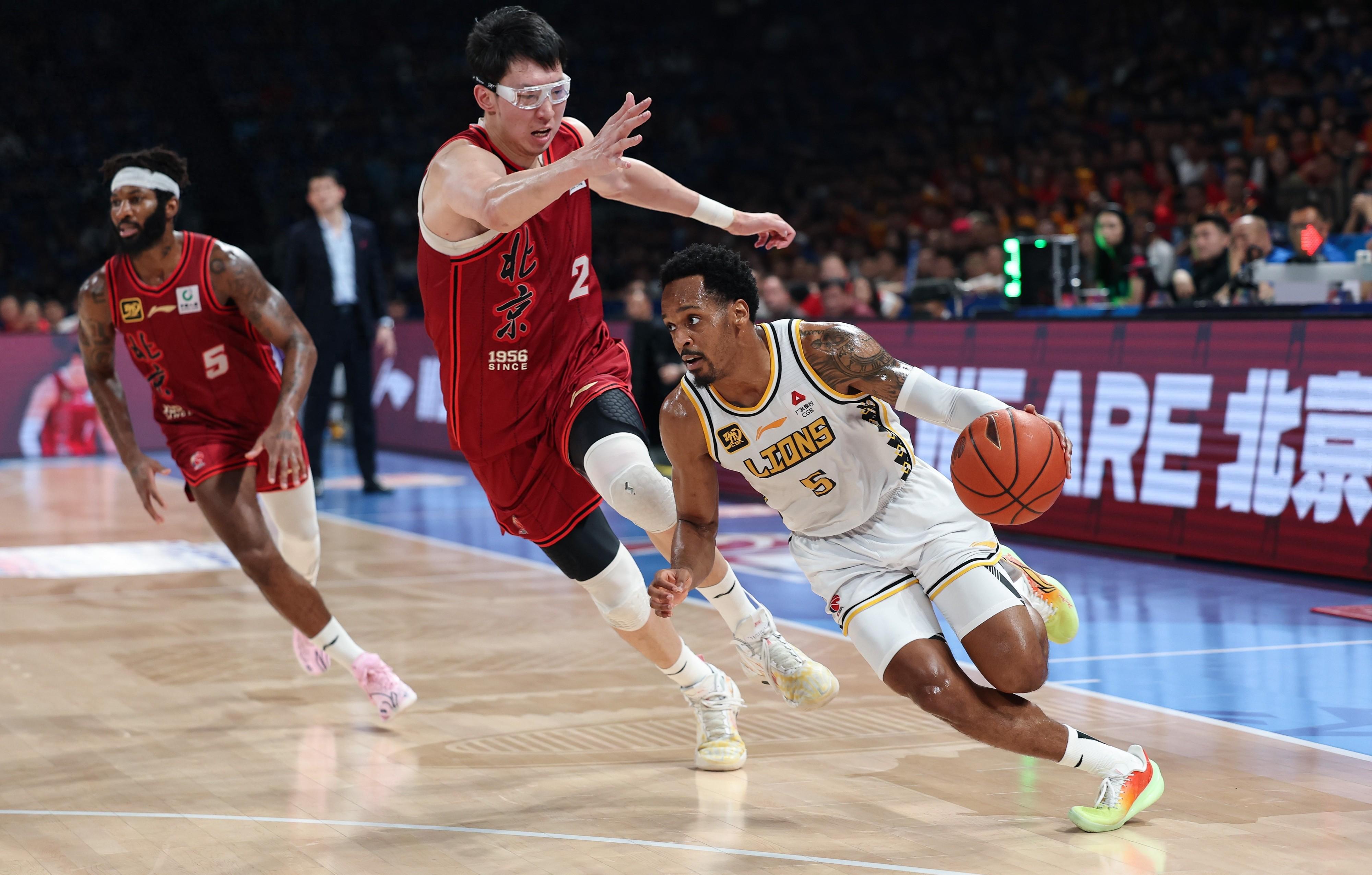 南宫28官网下载-浙江队训练开放日，关键时刻扳平良机引欢呼，英超在即，资深球员宣示担当 